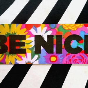 Adesivo esclusivo per paraurti RetMod "BE NICE" Flower Power - Diffondi la parola dell'hippie