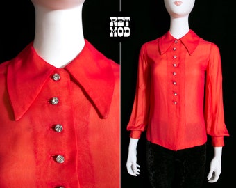 FABULOSO Vintage 60s 70s Rojo Sheer Forrado Blusa de cuello de manga larga con botones de pedrería