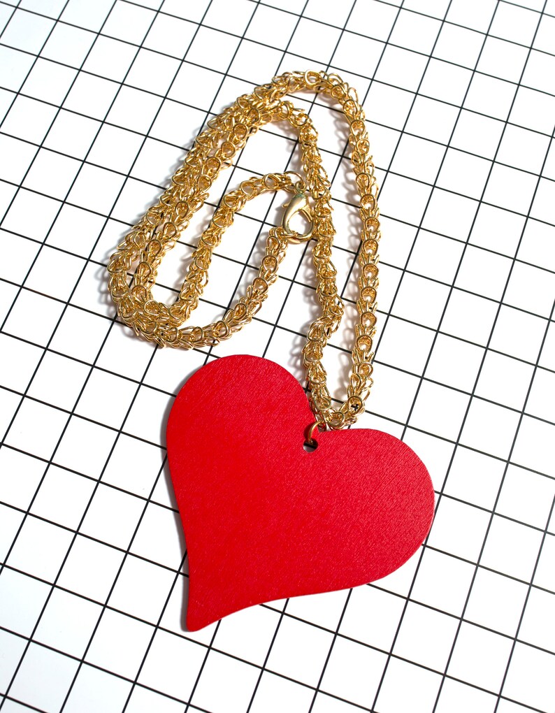 Groovy Vintage 70s 80s Chunky Gold Chain Pendant Necklace with Red Wood Heart Pendant image 4