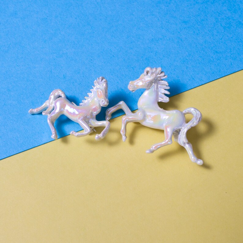 Jolie paire de broches cheval blanc irisé vintage image 3