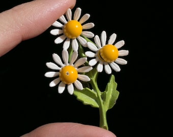 Cute Vintage 60s 70s Trio of Stemmed Daisies Enamel Flower Brooch