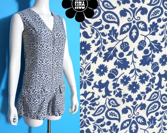 Graziosa e comoda tutina vintage anni '60 in tela di cotone con motivo a ghiande in damasco blu e bianco e tasche.