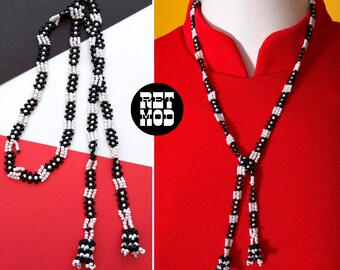Precioso collar vintage de cuentas de vidrio blanco y negro de los años 70.