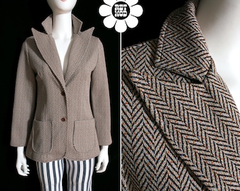 Blazer vintage elegante dos anos 70 em espinha de peixe bege mesclado com lapela dupla grande.
