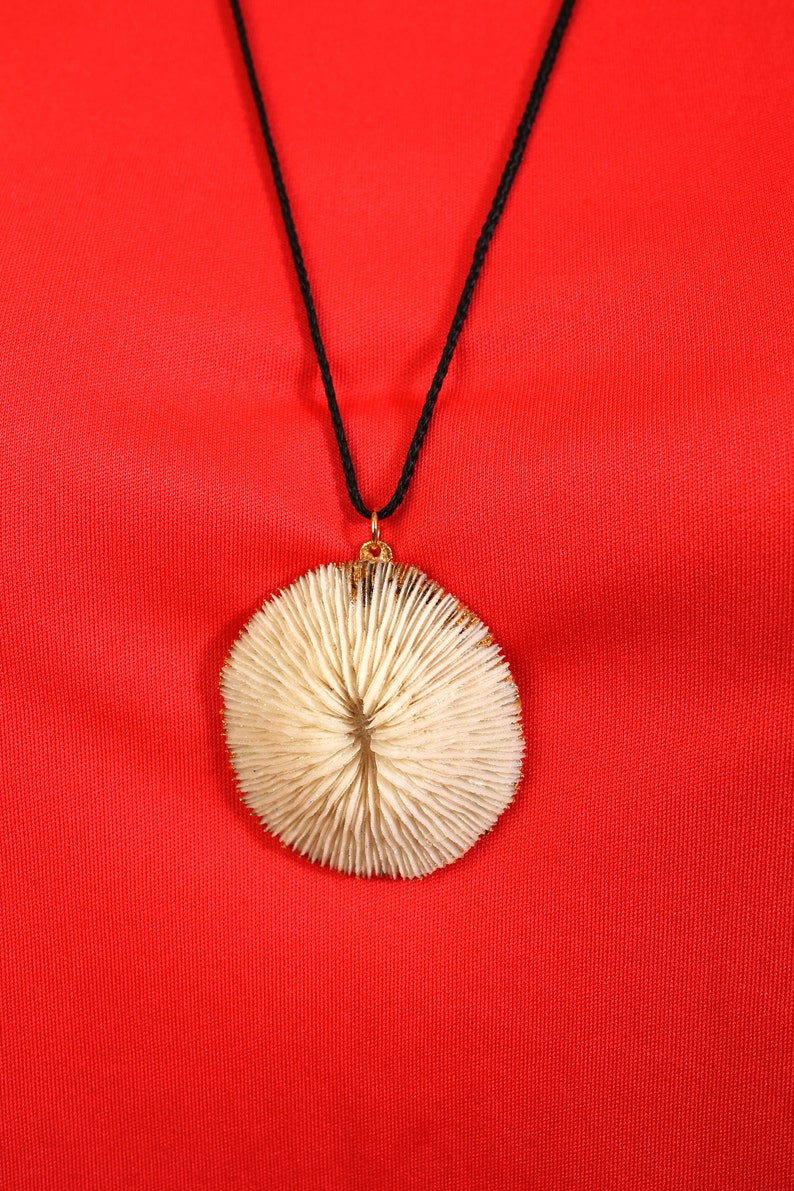 Interesting Vintage White Textured Shell Pendant Necklace image 9