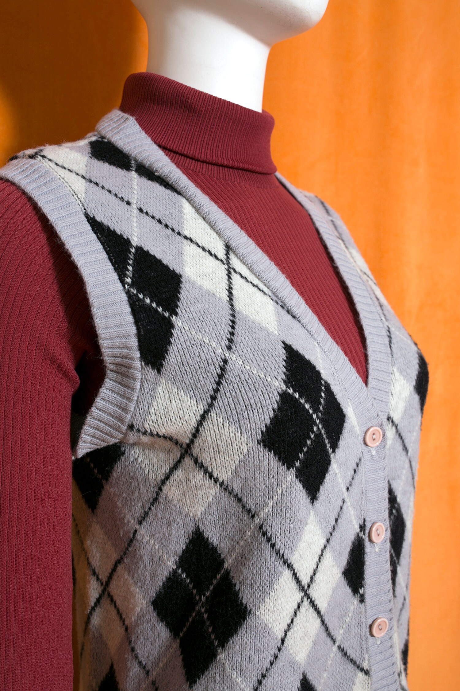 Cute Vintage 60s 70s Gray Black White Argyle Plaid Knit Sweater 