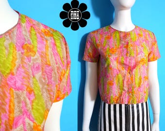 Unique Vintage 60s Pink Green Beige Abstract Floral Psychedelic Patterned Cropped Short Sleeve Lightweight Blouse