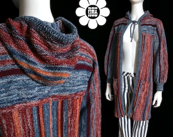 Cardigã longo boho vintage fabuloso dos anos 70 em tons de azul tijolo e bordô com listras mescladas, capuz e bolsos.