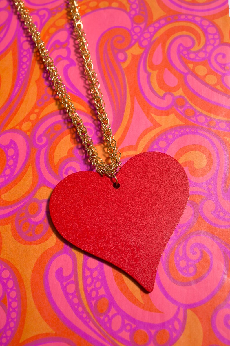 Groovy Vintage 70s 80s Chunky Gold Chain Pendant Necklace with Red Wood Heart Pendant image 5