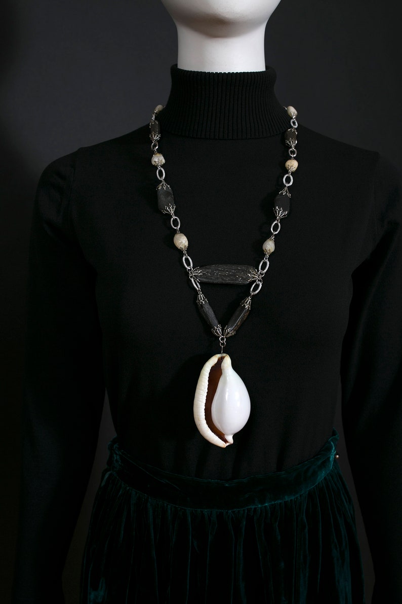 Super Unique Vintage 70s Giant Seashell Pendant Necklace with Petrified Black Style Stones image 2