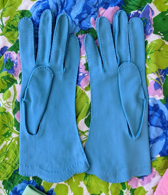 Beautiful Vintage 50s 60s Blue Embroidery Gloves - image 5