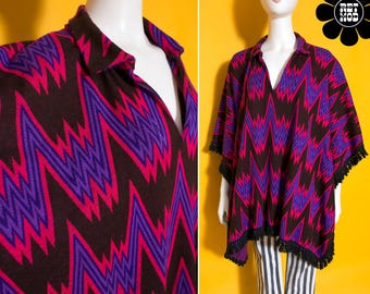 Poncho vintage incrível dos anos 70 em tricô ziguezague roxo, rosa e preto com gola.