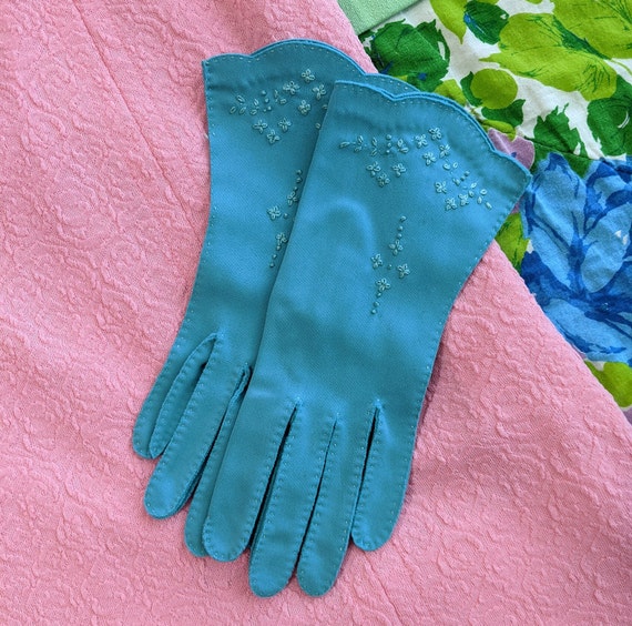 Beautiful Vintage 50s 60s Blue Embroidery Gloves - image 3