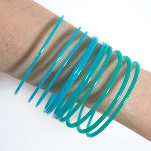 Cool Vintage 60s 70s Blue & Turquoise Skinny Lightweight Plastic Bangle Set of 11