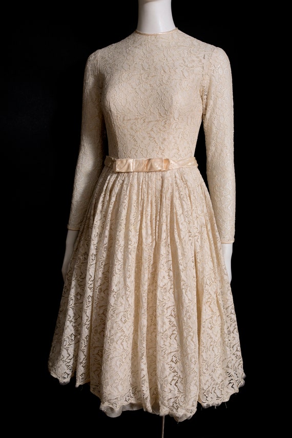 Pretty Vintage 50s 60s Off-White Lace Fit & Flare… - image 3