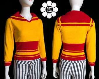 Suéter de acrílico estilo marinheiro vintage dos anos 60 com blocos de cores em amarelo dourado e vermelho.