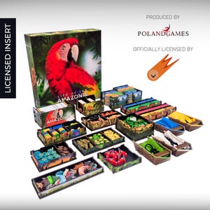 Könnte beinhalten: Eine Brettspielschachtel mit dem Titel Life of the Amazonia und einem roten Papagei, begleitet von einem Holzeinsatz-Set. Das Set enthält mehrere unterteilte Fächer, die mit verschiedenen Spielkomponenten wie kleinen Holzfiguren, Plättchen und Karten gefüllt sind.