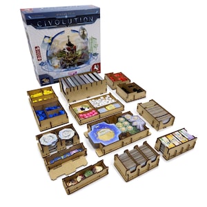 Può includere: Un set di 12 scatole di legno per riporre e organizzare il gioco da tavolo "Civolution: Steam Tech". Le scatole sono realizzate in legno naturale e hanno una finitura marrone chiaro. Le scatole sono progettate per adattarsi ai componenti del gioco, tra cui carte, gettoni e dadi.