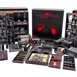 Könnte beinhalten: Ein Brettspiel-Set mit einer großen schwarzen Schachtel mit roten Akzenten und dem Text Darkest Dungeon, begleitet von mehreren dunkelbraunen Holz-Organizer-Boxen, gefüllt mit grauen Miniaturfiguren, verschiedenen Spielkarten und runden Spielmarken.