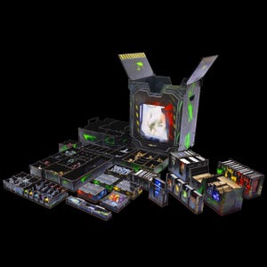 Puede incluir: Un conjunto de cajas y bandejas de almacenamiento negras y grises, con detalles en verde y amarillo, diseñadas para juegos de mesa. El conjunto incluye un contenedor grande con la parte superior abierta y varias cajas y bandejas más pequeñas, todas con estética futurista.