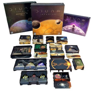 Puede incluir: Un conjunto de organizadores de juego para el juego de mesa Dune: Imperium. Los organizadores están hechos de madera y tienen un acabado negro. Los organizadores están etiquetados con el título del juego y los nombres de las diferentes facciones. Los organizadores están diseñados para contener todos los componentes del juego, incluidas las cartas, las fichas y los dados.