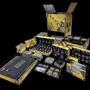 Könnte beinhalten: Ein Brettspiel-Set mit einer großen gelben Box, die ein Strahlensymbol und eine Riesenrad-Illustration zeigt. Das Set enthält mehrere gelbe Aufbewahrungsboxen mit kleinen grauen Kunststofffiguren und verschiedenen Kartendecks.