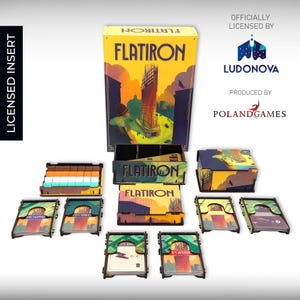 Può includere: Un organizzatore di gioco in legno per il gioco da tavolo "Flatiron". L'organizzatore ha una scatola con un cassetto e diversi scomparti per riporre i componenti del gioco. La scatola è decorata con il logo e le illustrazioni del gioco. L'organizzatore è ufficialmente autorizzato da Ludonova e prodotto da Poland Games.