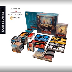 Può includere: Un set di organizzatori per i giochi da tavolo World Order e World in Turmoil, con diversi vassoi in legno pieni di gettoni in plastica colorati, carte e componenti di gioco. Il set include scatole e divisori per riporre i pezzi.