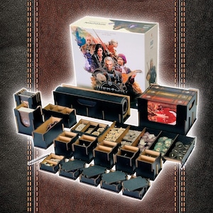 Pode incluir: Uma caixa de jogo de tabuleiro intitulada Wiedzmin com ilustrações de personagens, acompanhada por um conjunto organizador de madeira preta. O conjunto inclui várias bandejas modulares, porta-cartões e compartimentos para fichas.