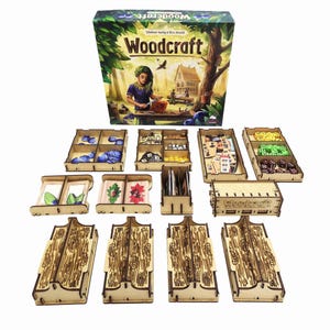 Peut inclure: Ensemble d'inserts d'organisateur pour le jeu de société Woodcraft. L'ensemble comprend 10 compartiments en bois pour ranger les composants du jeu. Les compartiments sont en bois avec un motif de grain de bois. L'illustration de la boîte du jeu Woodcraft est également visible sur l'image.