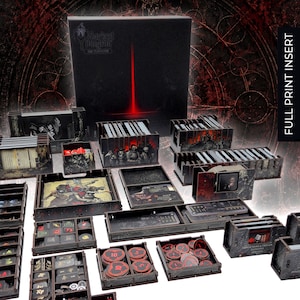 Könnte beinhalten: Ein Darkest Dungeon Brettspiel-Organizer-Set mit mehreren schwarzen Holztabletts und Kartenhaltern mit aufgedruckten gotischen Motiven. Das Set enthält verschiedene Fächer für Spielsteine, Karten und Spielfiguren sowie eine große schwarze Box mit einer roten vertikalen Lichtgrafik und dem Text Darkest Dungeon.