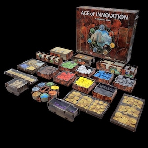Può includere: Il gioco da tavolo Age of Innovation con numerosi organizzatori in legno contenenti vari componenti di gioco, tra cui pile di monete color oro, gettoni in legno colorati in rosso, blu, giallo, verde, bianco e viola, e tessere circolari.