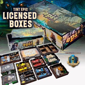 Może przedstawiać: Drewniana skrzynia z pokrywą, zaprojektowana do organizowania elementów gry planszowej Tiny Epic Pirates. Skrzynia jest ozdobiona logo i grafiką gry. Skrzynia jest podzielona na przegrody do przechowywania kart, żetonów i innych elementów gry. Skrzynia jest oficjalnie licencjonowana przez Gamelyn Games.