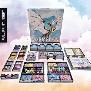 Könnte beinhalten: Ein hölzerner Spieleinsatz für das Brettspiel "Wyrmspan: A Wilderness Game". Der Einsatz verfügt über Fächer für Karten, Spielsteine und andere Spielkomponenten. Der Einsatz ist so konzipiert, dass er in die Spielbox passt und alle Spielkomponenten ordentlich aufbewahrt werden.