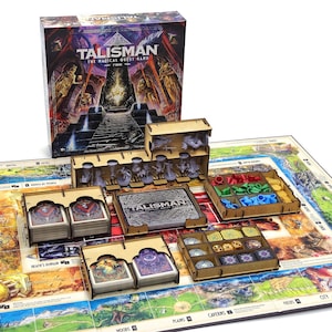 Può includere: Un organizzatore in legno per il gioco da tavolo Talisman. L'organizzatore ha scomparti per carte, gettoni e altri pezzi del gioco. La scatola del gioco è sullo sfondo. Il tabellone di gioco è in primo piano.