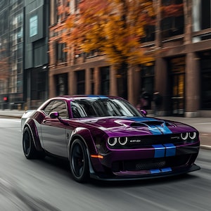 Può includere: Una Dodge Challenger SRT Demon viola con una striscia blu e bianca sul cofano sta guidando lungo una strada cittadina. L'auto è in movimento e lo sfondo è sfocato.