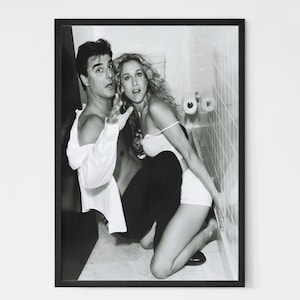 Carrie und Mr. Big in Toilette Druck, Tv Show Druck, Vintage TV-Show Poster, minimalistische Kunst, Retro Poster, Vintage Poster.
