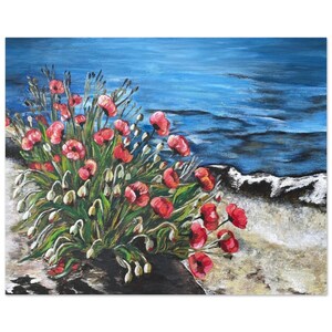 以下が含まれることがあります： 海辺の赤いポピーのオリジナル絵画。鮮やかな赤い花と緑の葉が、青い水と砂浜を背景に描かれています。絵画は印象派スタイルです。