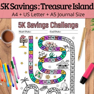Op de afbeelding: Een printbaar 5K Savings Challenge-spelbord met een schateilandthema. Het bord heeft een kleurrijk pad met de nummers 1 tot 65, een piratenschip, een schatkist en een palmboom. De tekst "5K Savings Challenge" staat bovenaan het bord, met "Start Date" en "End Date" eronder.