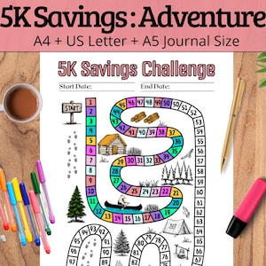Puede incluir: Un tablero de juego imprimible "5K Savings Challenge" con un camino de juego colorido, una cabaña, una canoa, una tienda de campaña y una fogata. El tablero de juego está diseñado para ayudar a las personas a ahorrar dinero. El tablero está disponible en tamaños A4, US Letter y A5.