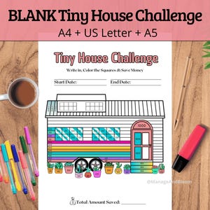 Peut inclure: Un suivi d'épargne imprimable "Tiny House Challenge" avec une illustration de petite maison. La conception comprend des espaces pour écrire les dates de début et de fin, et une section pour colorier des carrés pour suivre l'épargne. L'image comprend également des stylos, une tasse et un surligneur.