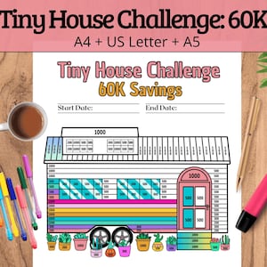 Könnte beinhalten: Ein Spar-Challenge-Druck mit dem Text "Tiny House Challenge: 60K" und "60K Savings". Das Design beinhaltet eine Grafik eines kleinen Hauses mit Abschnitten zur Verfolgung der Ersparnisse. Bunte Stifte, eine Tasse Kaffee und ein Textmarker sind ebenfalls sichtbar.