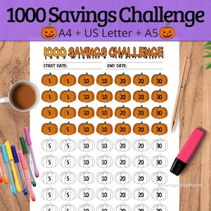 Puede incluir: Una hoja de desafío de ahorro con el texto "1000 Savings Challenge" e ilustraciones de calabazas. La hoja incluye espacios para las fechas de inicio y fin, y filas de calabazas con valores de 5 a 30. Una taza de café y bolígrafos coloridos están sobre la superficie de madera.