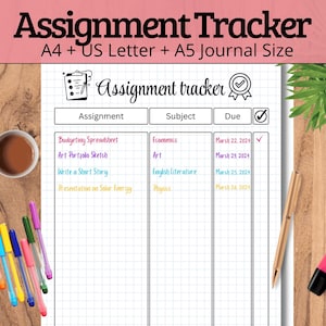 Peut inclure: Un suivi des devoirs intitulé "Assignment Tracker". Le suivi comprend des sections pour les devoirs, les matières et les dates d'échéance. Une tasse de café, des stylos et un surligneur sont sur une surface en bois.