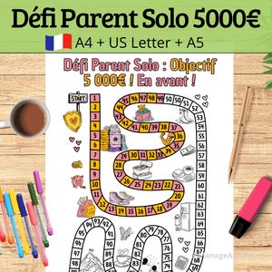 Puede incluir: Un juego de mesa para establecer objetivos financieros con el texto "Défi Parent Solo 5000€" y "Objectif 5 000€! En avant!" en francés. El tablero presenta casillas numeradas, ilustraciones, una taza de café, bolígrafos y un resaltador.