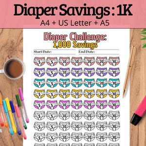 Peut inclure: Un tableau de défi d'économies de couches avec le texte "Diaper Savings: 1K" et "Diaper Challenge: 1,000 Savings." Le tableau présente des illustrations de couches avec des montants d'économies. Une tasse à café, des stylos et un surligneur sont sur une surface en bois.