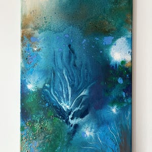 Può includere: Dipinto astratto con una miscela di blu, verdi e oro. L'opera presenta una superficie strutturata con motivi fluidi e spruzzi di colore, creando una composizione dinamica e organica. Il dipinto è su una tela rettangolare.