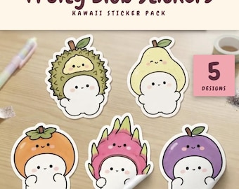 Könnte beinhalten: Ein Set aus fünf Fruity Blob Aufklebern mit weißen, klecksartigen Figuren, die fruchtförmige Hüte tragen, darunter Durian, Birne, Orange, Drachenfrucht und Pflaume. Der Text lautet Fruity Blob Stickers, Kawaii Sticker Pack und 5 Designs.
