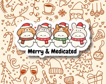 Könnte beinhalten: Ein Aufkleber mit vier weißen Cartoon-Figuren, die Weihnachtsmützen und Schals tragen, mit dem Text Merry & Medicated darunter. Der Hintergrund ist ein cremefarbenes Muster aus braunen Weihnachts-Icons wie Tannenbäumen und Geschenken.