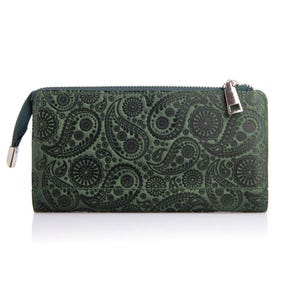 Könnte beinhalten: Eine grüne Geldbörse mit Paisley-Muster. Die Geldbörse hat einen Reißverschluss und eine Handschlaufe. Das Paisley-Design ist ein dunklerer Grünton. Die Geldbörse ist rechteckig.